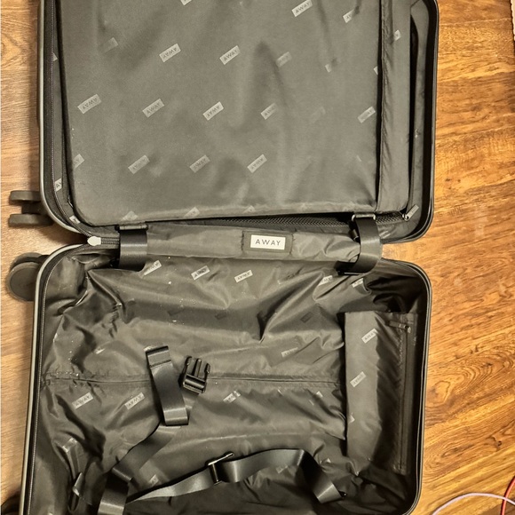 Away Red Bigger Carry-On - Picture 4 of 6